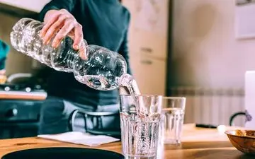 مزیتهای نوشیدن آب گرم در مقابل آب سرد 