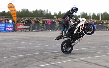 
موتورسواری که پلیس را سرکار گذاشت+فیلم