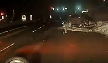 ثبت لحظه تصادف یک خودرو با دیواره کنار جاده توسط دوربین خودروی پلیس + فیلم 