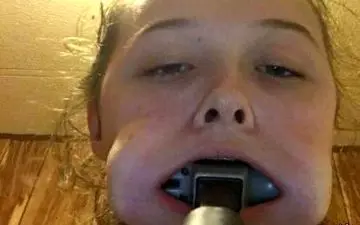 دختری در کری خوانی نزد دوستش چکش را خورد! +عکس