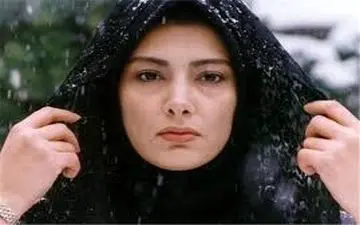 لادن طباطبایی کنار آبشار نیاگارا در سیزده بدر