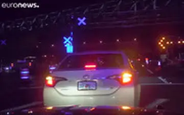  لحظه کشیدن پلیس آمریکا با خودرو در فلوریدا