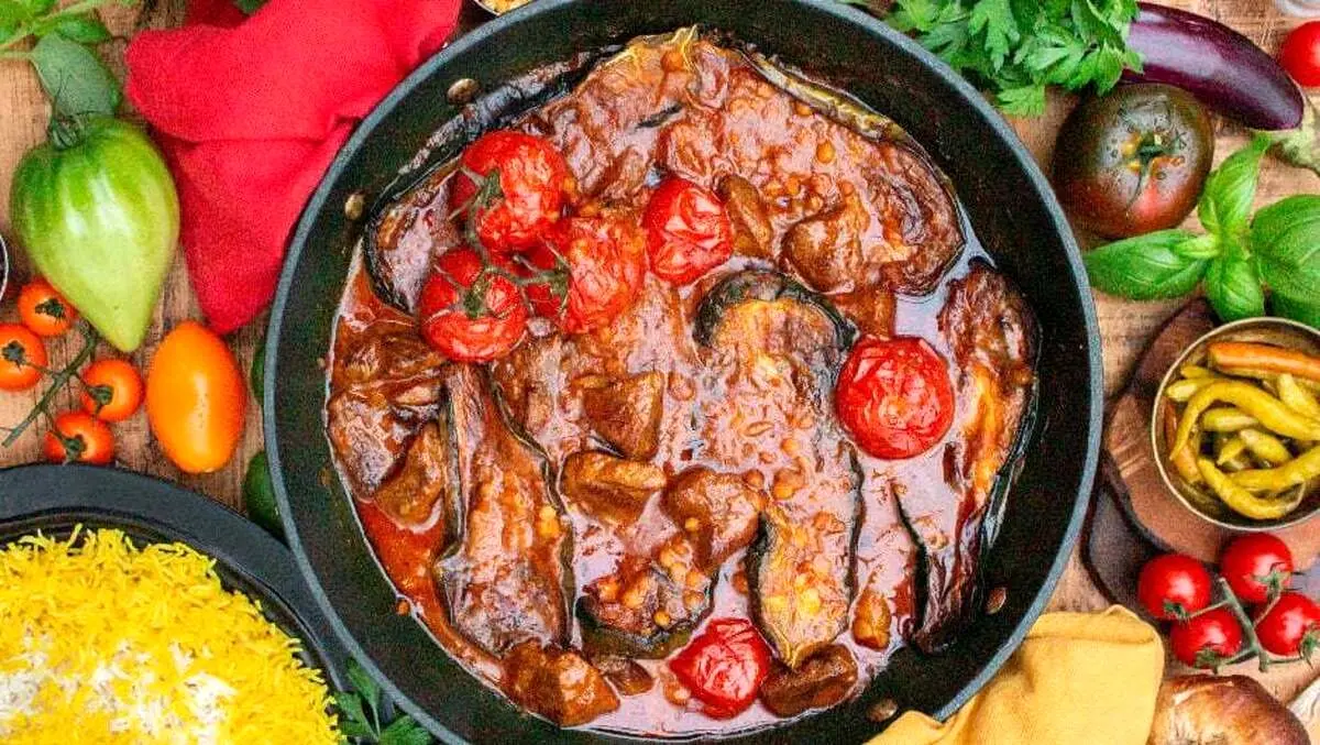 طرز تهیه خورش بادمجان به سبک رستورانی؛ خوشمزه و حرفه‌ای + ۸ نکته طلایی