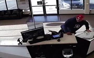 دست و پا چلفتی‌ترین سارق مسلح دنیا+فیلم