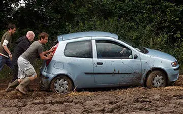 ترفندی جالب برای بیرون آوردن ماشین از گل و لای + فیلم