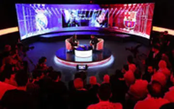 سرودخوانی دختران و پسران در برنامه عادل فردوسی‌پور