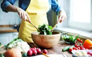 در چه ظروفی غذا بخوریم؟

