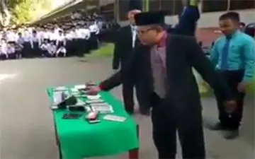 له کردن تلفن همراه ده‌ها دانش آموز با چکش در مراسمی باشکوه!