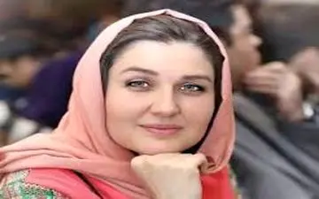 گلوریا هاردی حیران میان سیاه و سپید