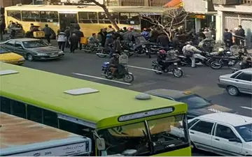 اتوبوس شهری در خیابان مطهری وارد مغازه شد 