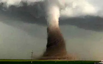 گردباد غول پیکر مخوف با سرعت تخمینی ۹۰ کیلومتر بر ساعت + فیلم 