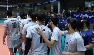 ادای احترام والیبالیست‌های ایران به صابر کاظمی با بازوبند مشکی