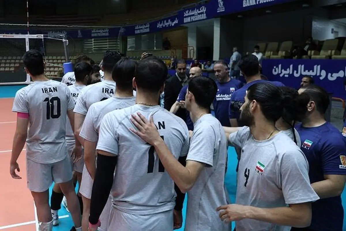 ادای احترام والیبالیست‌های ایران به صابر کاظمی با بازوبند مشکی