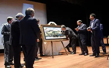 کنایه جالب مجری تلویزیون به ماجرای بوسه نماینده مجلس بر تصویر وزیر کشور! + فیلم 