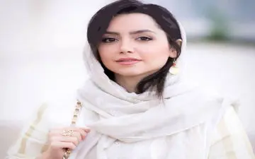 نشستن خانم بازیگر وسط خیابان با دامن خاصی که برتن دارد/عکس