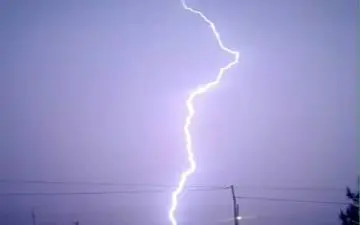 لحظه برخورد صاعقه به زمین در روستای استند زیرکوه 