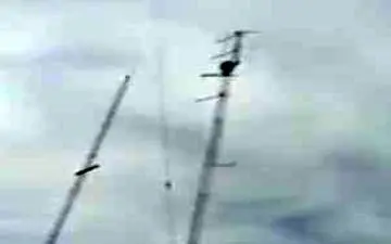 مرگ دردناک یک کارگر پس از فرو ریختن دکل مخابراتی + فیلم