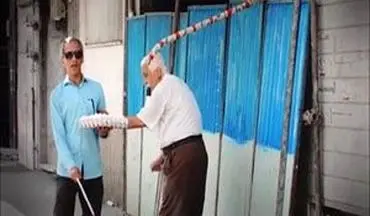 دوربین مخفی جالب از کمک شهروندان به یک فرد نابینا
