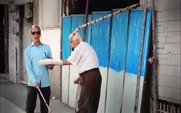 دوربین مخفی جالب از کمک شهروندان به یک فرد نابینا