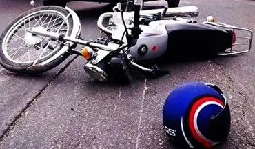 زنده ماندن موتورسوار پس از تصادف عجیب با تریلی هجده چرخ + فیلم 