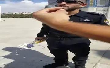 اهانت یک نظامی صهیونیست به مصلای باب الرحمه در مسجدالاقصی + فیلم 