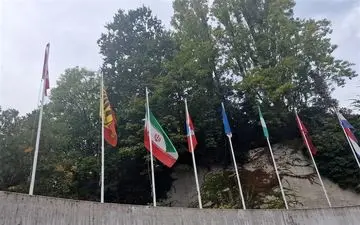 پرچم نمایندگی‌های ایران در اروپا به حالت نیمه برافراشته درآمد 
