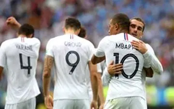 گریه بازیکن اروگوئه پیش از سوت پایان بازی 