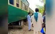  انفجار در مسیر قطار در پاکستان/ ۳ واگن از ریل خارج شد 
