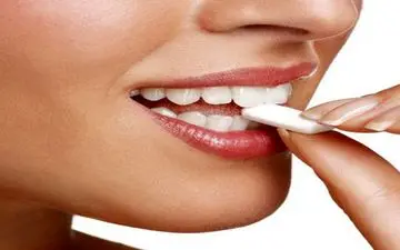  فواید شگفت‌انگیز جویدن آدامس بدون قند