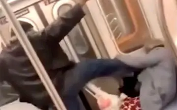 ضرب و شتم زن سالخورده توسط مرد جوان در مترو!