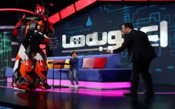 حمله ربات غول پیکر به مهران غفوریان در برنامه تلویزیونی!