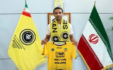 پیراهن طلایی بر تن ریگی