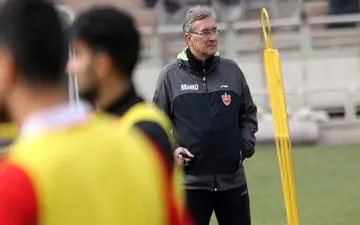 پروفسور و سرخ‌ها پشت درهای بسته!