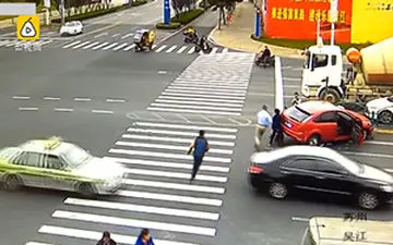 بیرون کشیدن راکب موتور از زیر چرخ‌های خودرو + فیلم