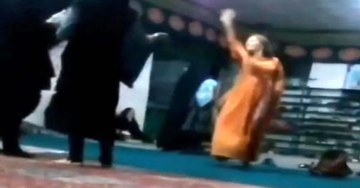  ورود زن هنجارشکن به مسجد| دادستان شهر با او چه کرد؟