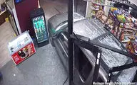 تصادف خودرو با مشتری در داخل فروشگاه + فیلم 