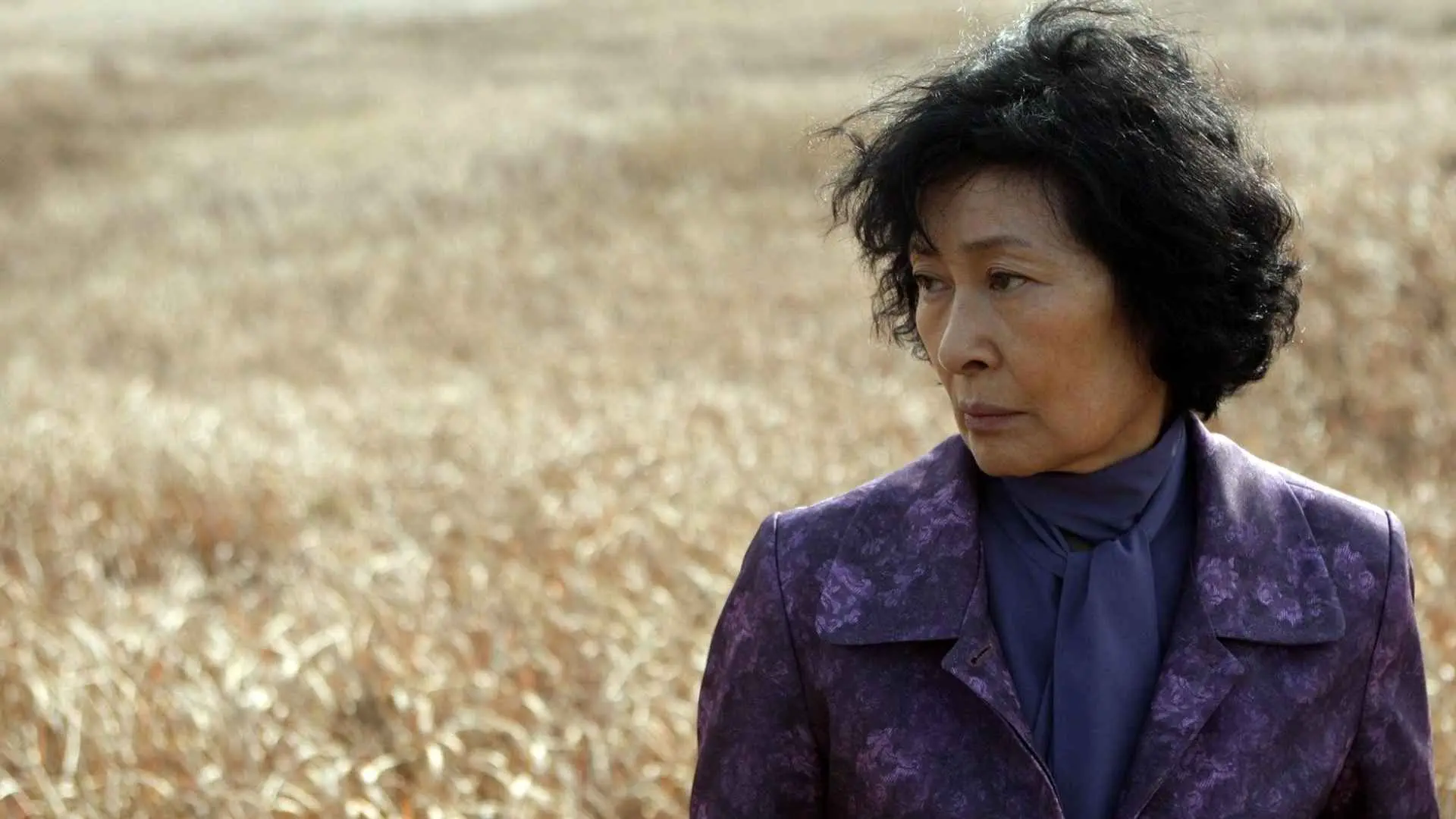 کیم هیه جا در یک مزرعه در فیلم Mother