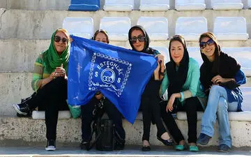 جنجال بزرگ برای آبی‌ها؛ حمله هواداران زن استقلالی به این باشگاه + عکس