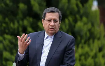 همتی:  وارد کردن بانک مرکزی به مسائل سیاسی را توصیه نمی‌کنم
