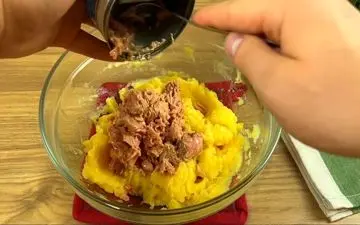 شگفت‌انگیز! طرز تهیه یک غذای متفاوت با 3 سیب زمینی و یک تن ماهی! | فیلم