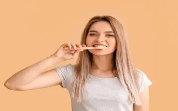 پنج اشتباه رایج مسواک‌ زدن که باعث پوسیدگی دندان و بوی بد دهان می‌شود