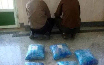 5 بسته آبی داخل ماشین لاکچری این 2 مرد پلید چه بود؟ + عکس