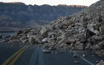 حادثه ریزش کوه در جاده فراشبند به جم؛ دو نفر جان باختند