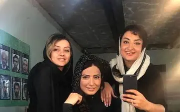 سلفی آینه ای سمیرا حسن پور در اتاق گریم (عکس)