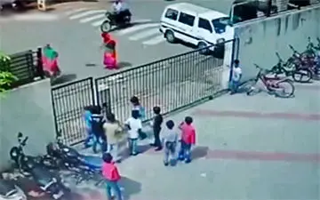 سقوط درب سنگین فلزی رو یک پسر نوجوان+فیلم