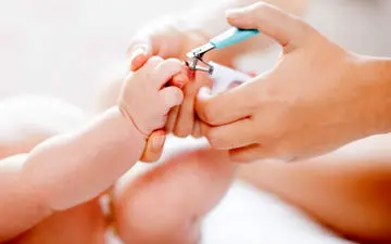 ناخن های کودک خود را چطور کوتاه کنیم؟ | بهترین روش کوتاه کردن ناخن کودک 