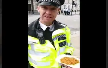 واکنش جالب پلیس لندن پس از خوردن قیمه نذری
