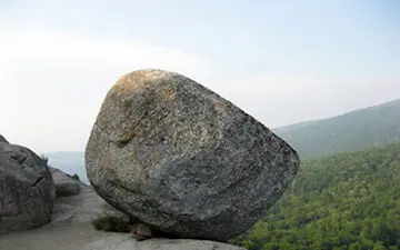 سقوط وحشتناک سنگ بزرگ از کوه و نجات معجزه‌آسای راننده خودرو 