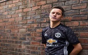 عکس/ رونمایی از لباس جدید منچستریونایتد