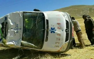 واژگون شدن آمبولانس حامل مادر باردار دهگلانی